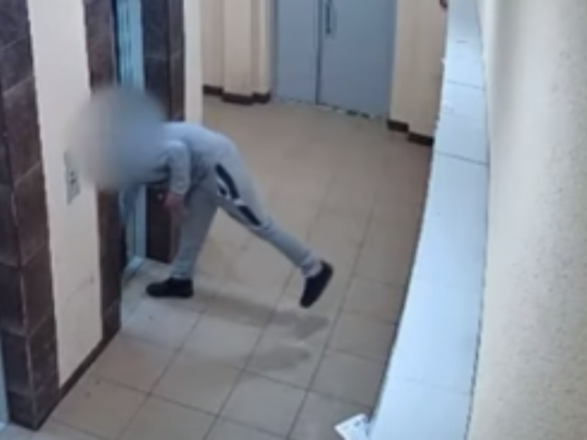 Воронежцы сообщили о странном мужчине, терроризирующем подъезд ночью