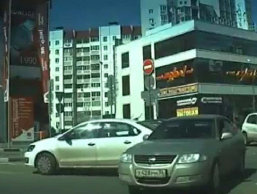 «Чудо-ДТП» на парковке в Воронеже попало на видео