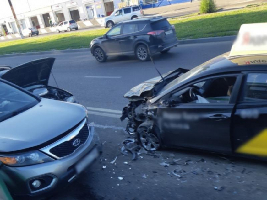 Таксист ответит в суде за переломы пассажирки в массовом ДТП в Воронеже 