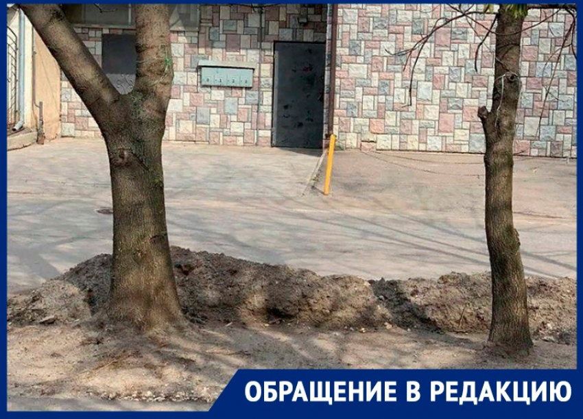 Неприглядные кучи песка заполонили тротуар в Воронеже 