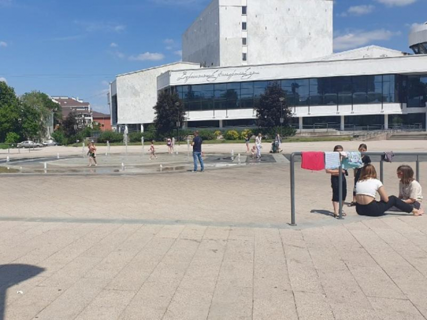 Купание голых детей в фонтане на Советской площади прокомментировали в мэрии Воронежа 