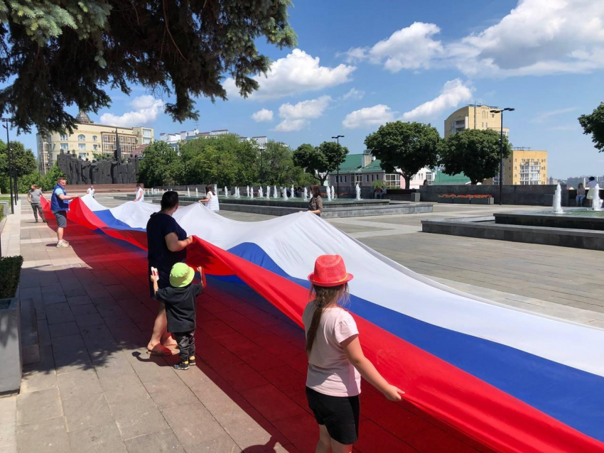 Огромный флаг развернули в Воронеже в День России