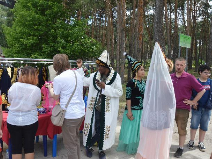 Африканский киргиз стал звездой праздника в Воронеже