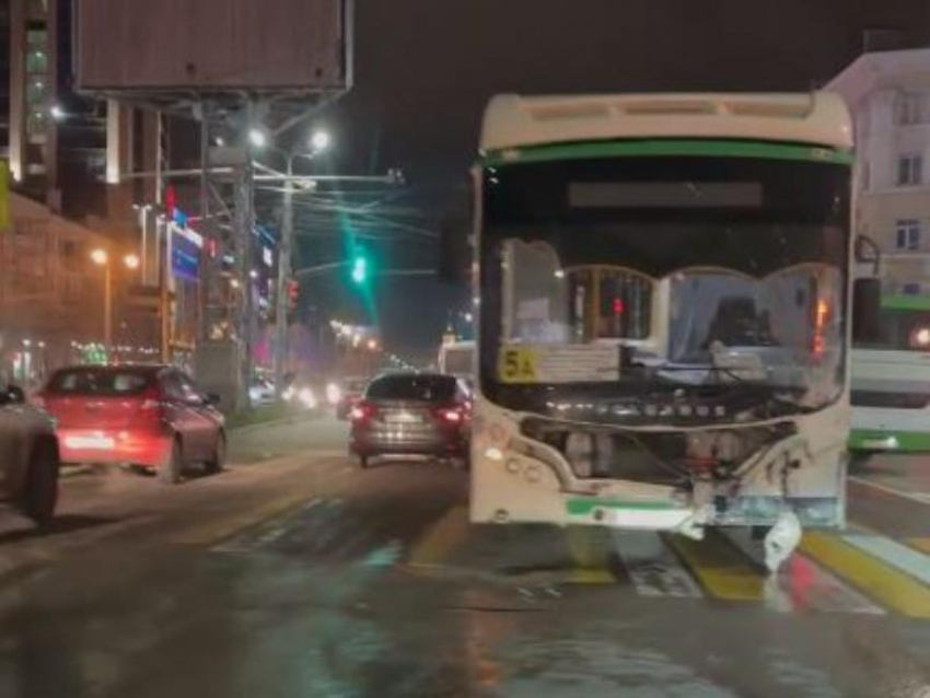 Последствия жесткого ДТП с автобусом показали в Воронеже