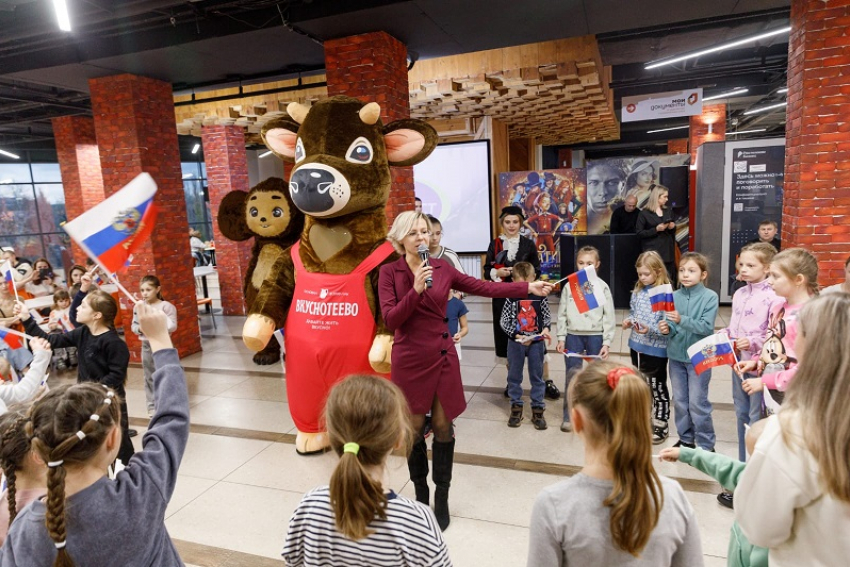 Зажигательный праздник ко Дню народного единства собрал около 100 многодетных семей