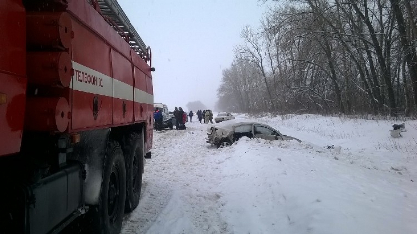 Последствия страшного ДТП с «Маздой» и «ВАЗом» под Воронежем попали на видео