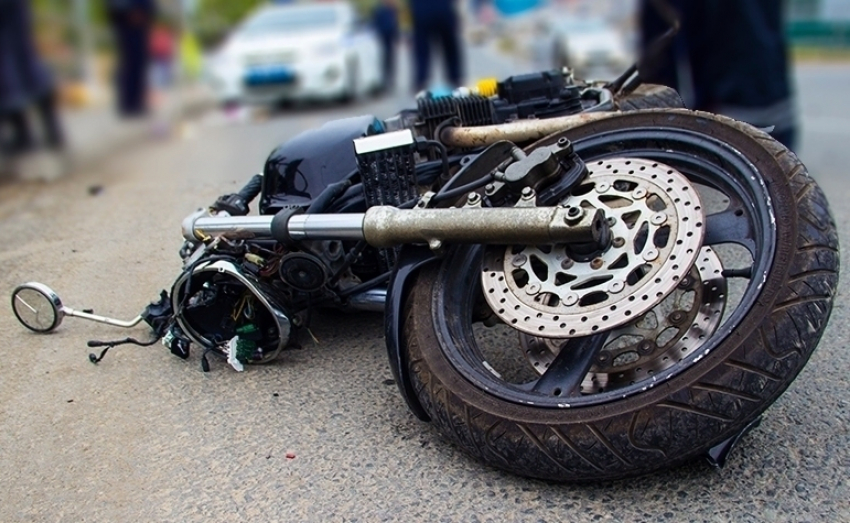В Воронежской области на трассе мотоцикл врезался в «семерку»