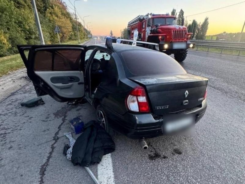 Пенсионер раскурочил машину при столкновении со световой опорой в Воронежской области