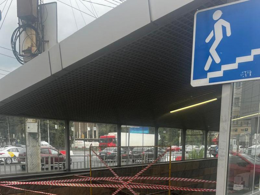 Потолок обрушился в пешеходном переходе в центре Воронежа
