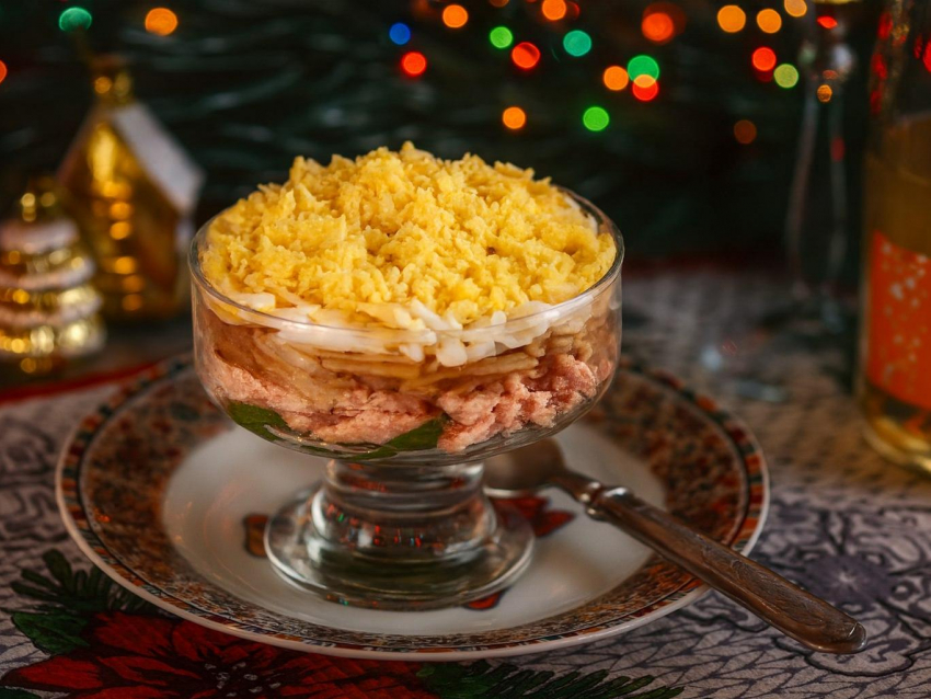 Что приготовить к Новому году: салат с красной рыбой и яблоками