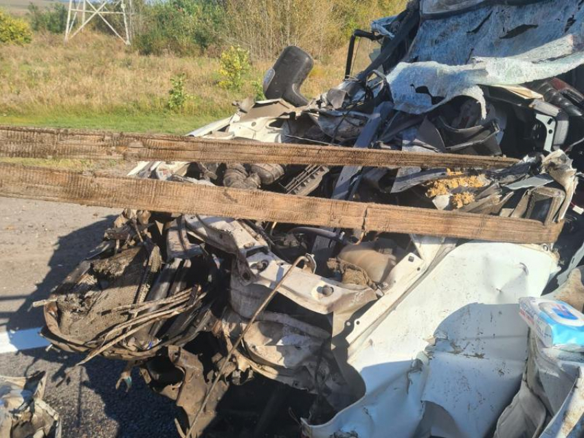 «Газель» превратились в груду металлолома после ошибки водителя под Воронежем 