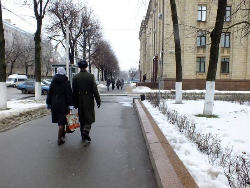 Воронежцы продолжают тонуть в растаявших лужах от снега (ФОТО)