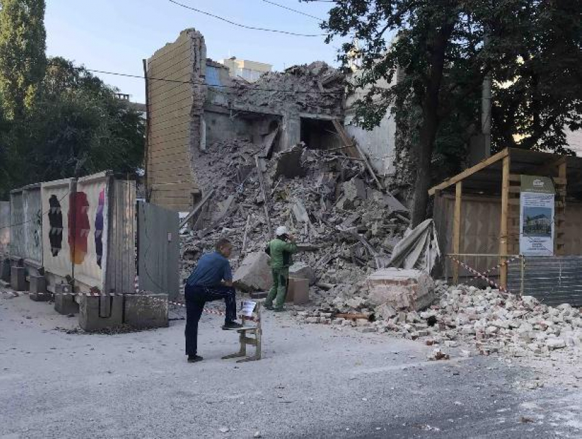 Обломки «дома под тряпкой» рухнули на проезжую часть в Воронеже