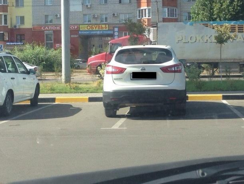 Воронежцы потешились над способностью девушки парковаться