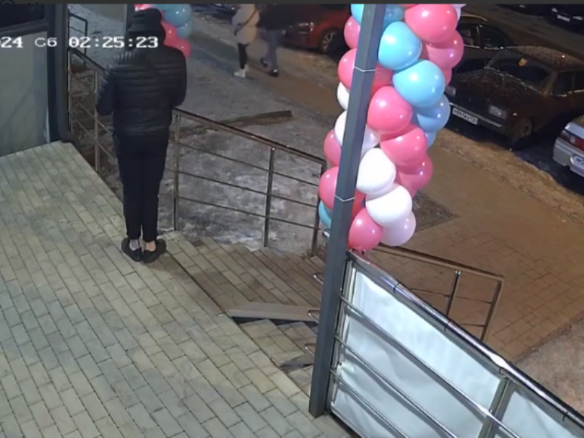Скверный поступок молодежи попал на видео в воронежском ЖК