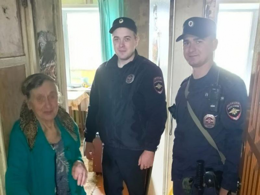 Растерянную 93-летнюю воронежанку с травмой ноги выручили полицейские