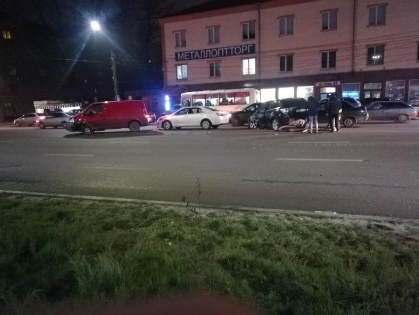 Последствия ДТП с пятью машинами показали в Воронеже