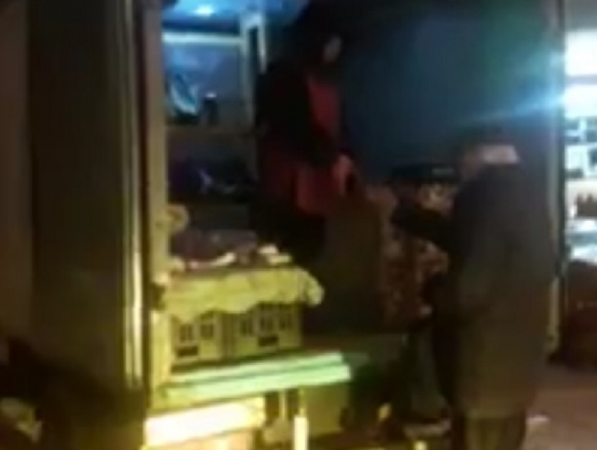Воронежцы сняли на видео незаконную торговлю испорченной колбасой около супермаркета