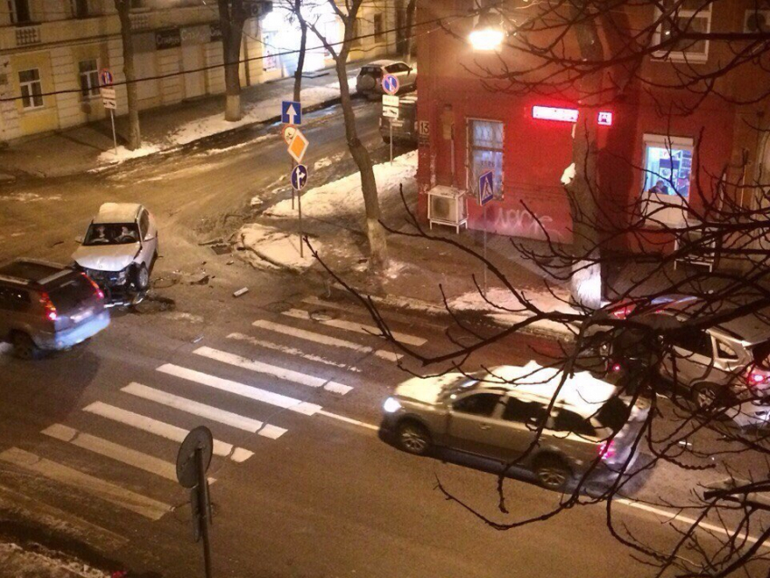 В ДТП на скользкой дороге в центре Воронежа пострадали люди
