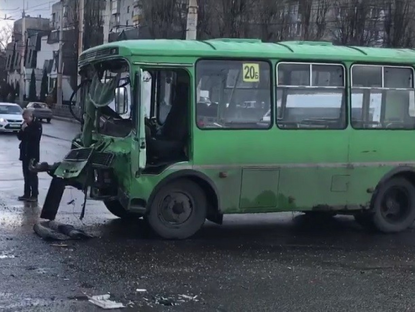 На видео попал момент жуткого столкновения маршрутки с грузовиком в Воронеже 