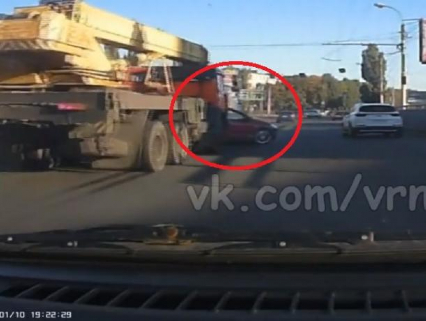 На видео попало, как фура толкнула легковушку под кран в Воронеже
