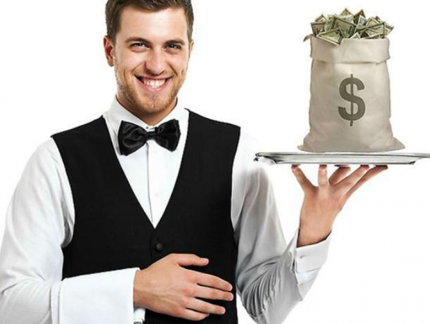 Зарплата воронежских официантов рухнула почти в два раза