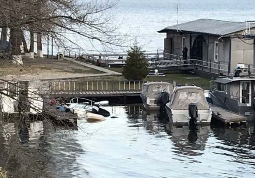 На водохранилище в Воронеже утонул катер речной полиции 