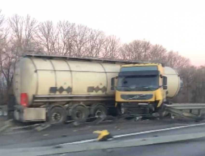 Последствия чудовищного ДТП с бензовозом под Воронежем сняли на видео 