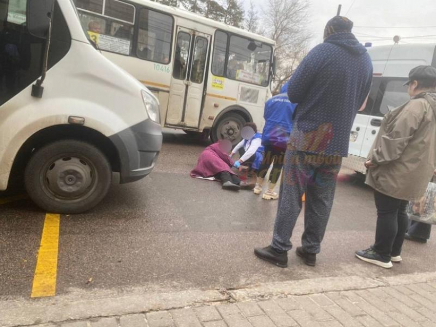 Лежащую на дороге пожилую женщину у остановки заметили воронежцы 