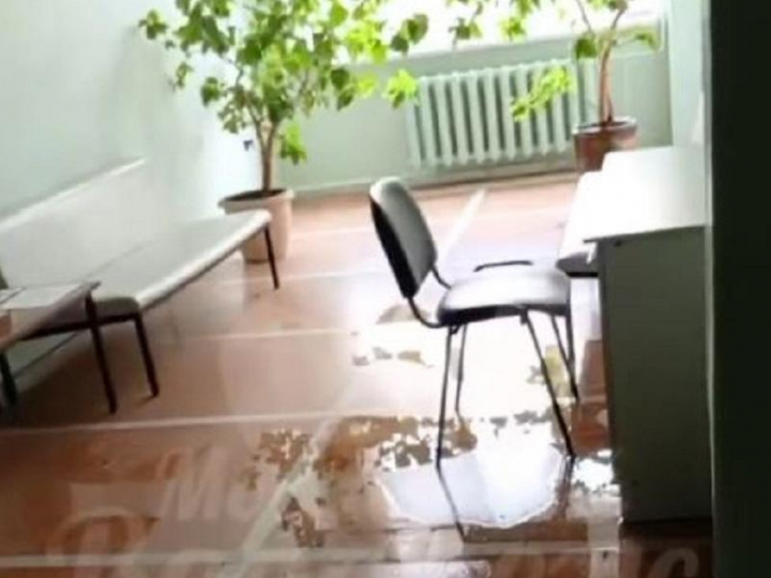 Вода повсюду: потоп в воронежском роддоме попал на видео 