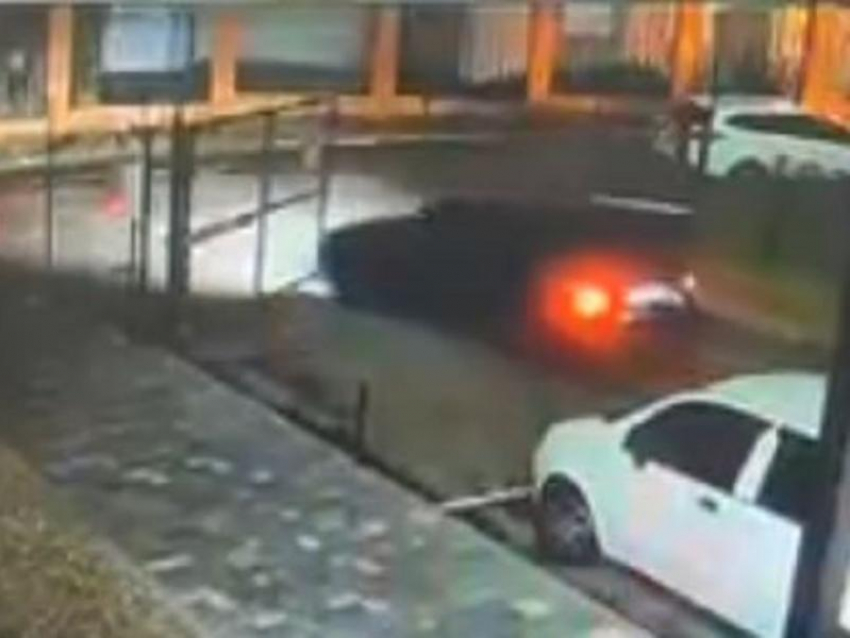 Момент тарана ворот легковушкой сняли во дворе воронежского ЖК