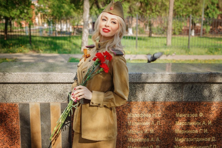 Известная модель устроила фотосессию в военной форме у Вечного огня в Воронеже 