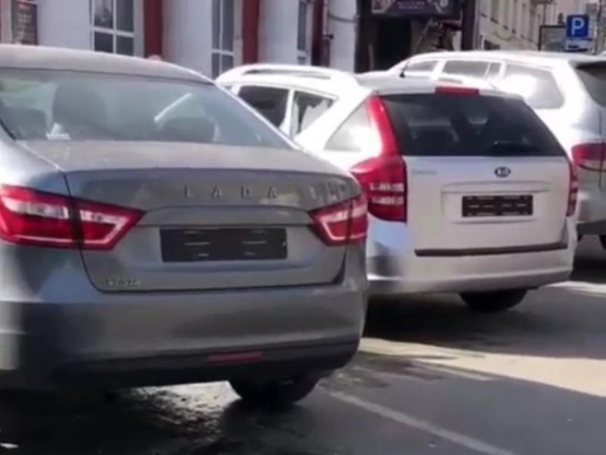Массовое самоспасение от штрафов за парковку показали на видео в Воронеже