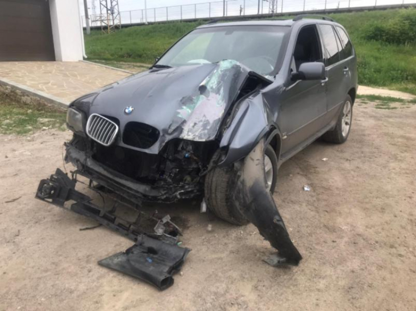 Водитель разбил BMW об опору ЛЭП в Воронежской области – есть пострадавшие