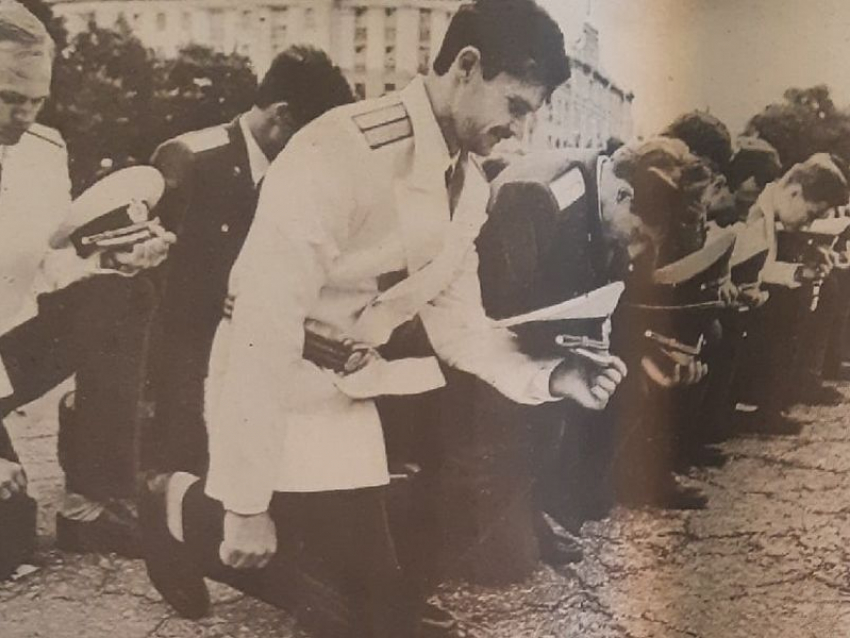 На День независимости-1993 военные преклоняли колени на площади Ленина Воронежа