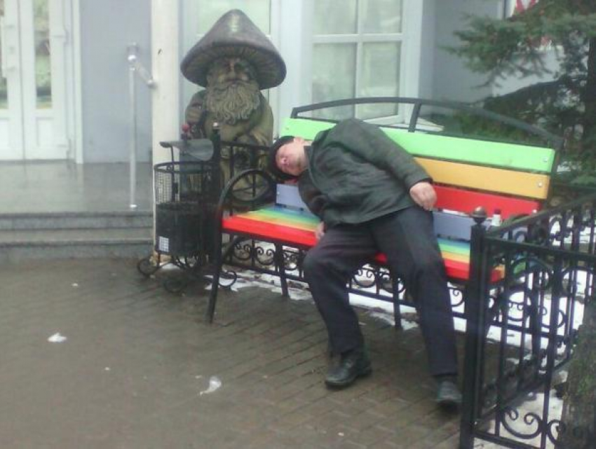 Воронежца жестко раскритиковали за фото и насмешку над спящим на скамейке мужчиной