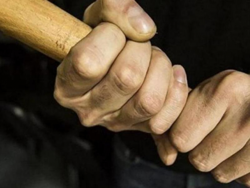 Парня избили палкой и ограбили средь бела дня в Воронеже