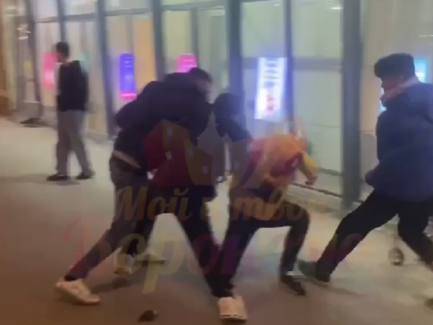 Массовую драку сняли на видео в центре Воронежа