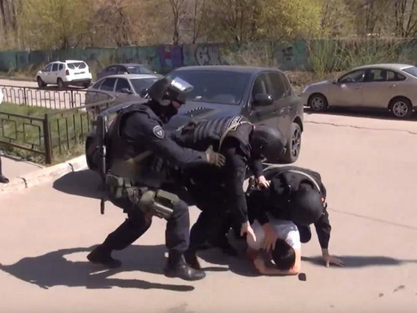Опубликовано видео сурового задержания подозреваемого спецназом в Воронеже