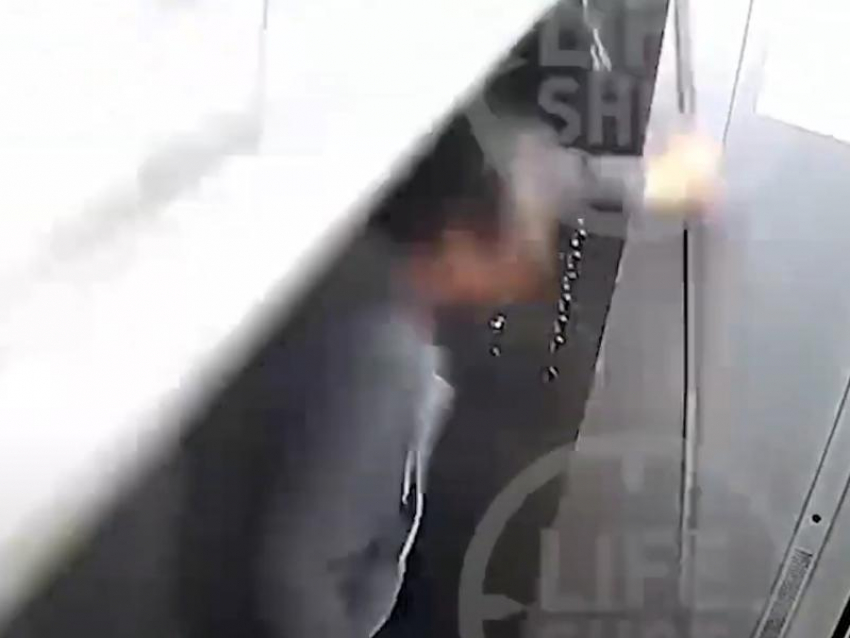 Избитое зеркало рухнуло на журналиста в лифте воронежского ЖК