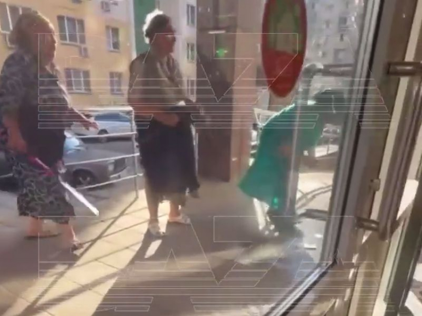 Жесткое побоище бабушек с костылями у «Пятерочки» сняли на видео в Воронеже