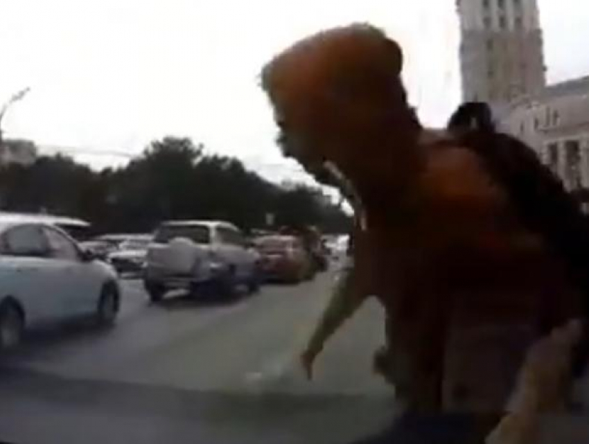 Автомобилист снял на видео, как сбил пешехода-нарушителя в центре Воронежа