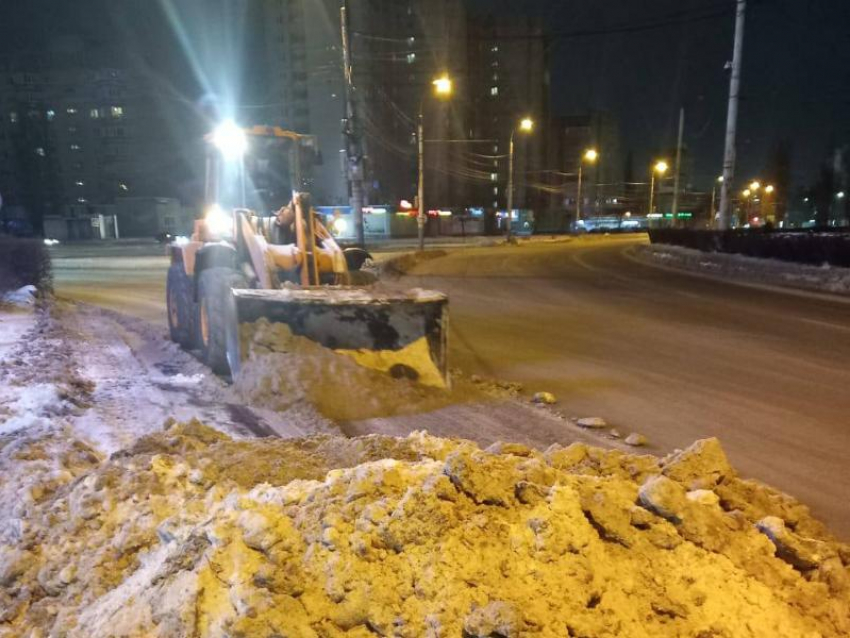О круглосуточной уборке городских магистралей от снега рассказали в мэрии Воронежа 
