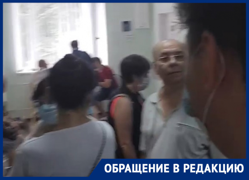 Душные очереди у регистратуры готовы терпеть воронежцы ради прививки от Covid-19
