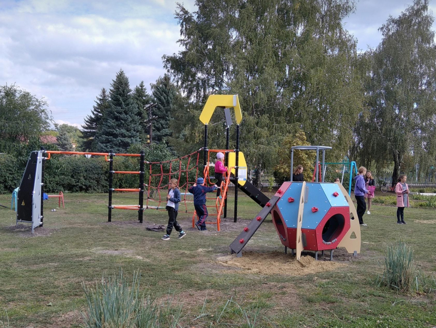 Воронежское правительство показало, какие детские площадки оборудовали в ЛНР с подачи губернатора