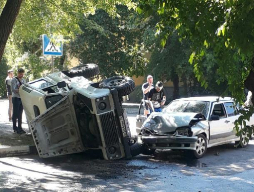 В Воронеже огромный Land Rover перевернулся от столкновения с легковушкой