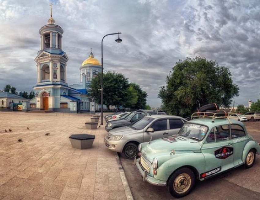 Morris Minor 1967 года сфотографировали на Советской площади Воронежа