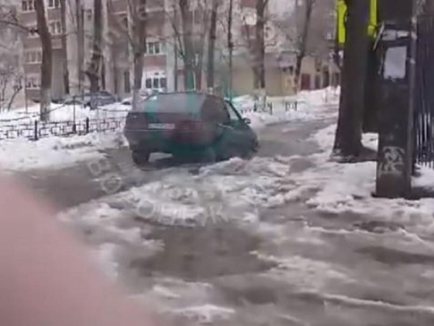Зону водной турбулентности нашли на дороге в Воронеже