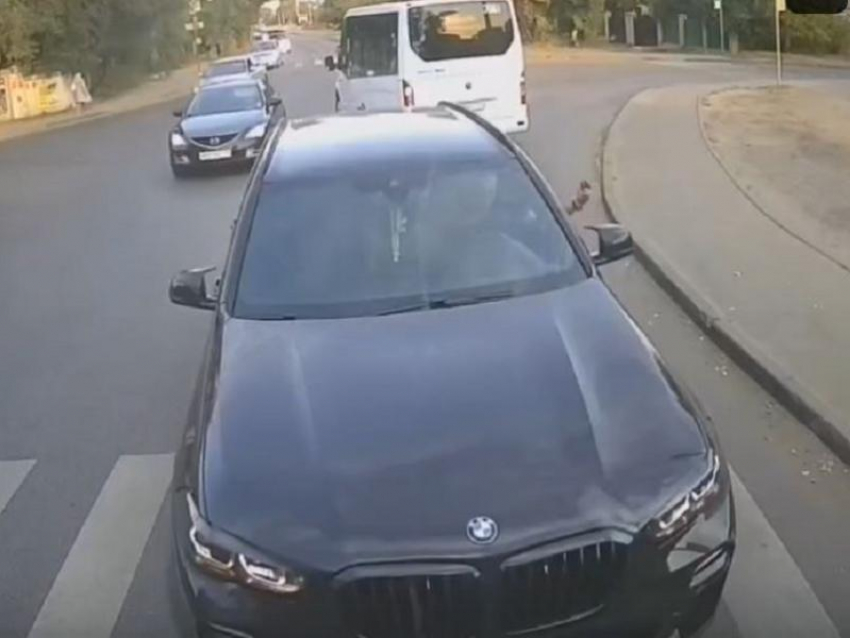 Едва не протаранил автобус: неприличный жест показал водитель BMW на «встречке» 
