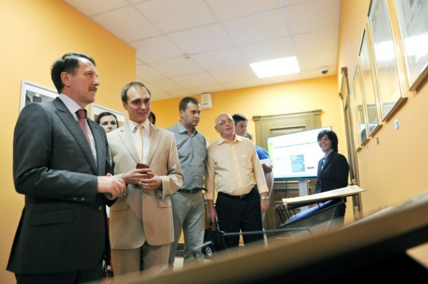 Снова вместе, снова рядом. Виталий Жихарев встретился с Алексеем Гордеевым на юбилее «Молодого Коммунара»